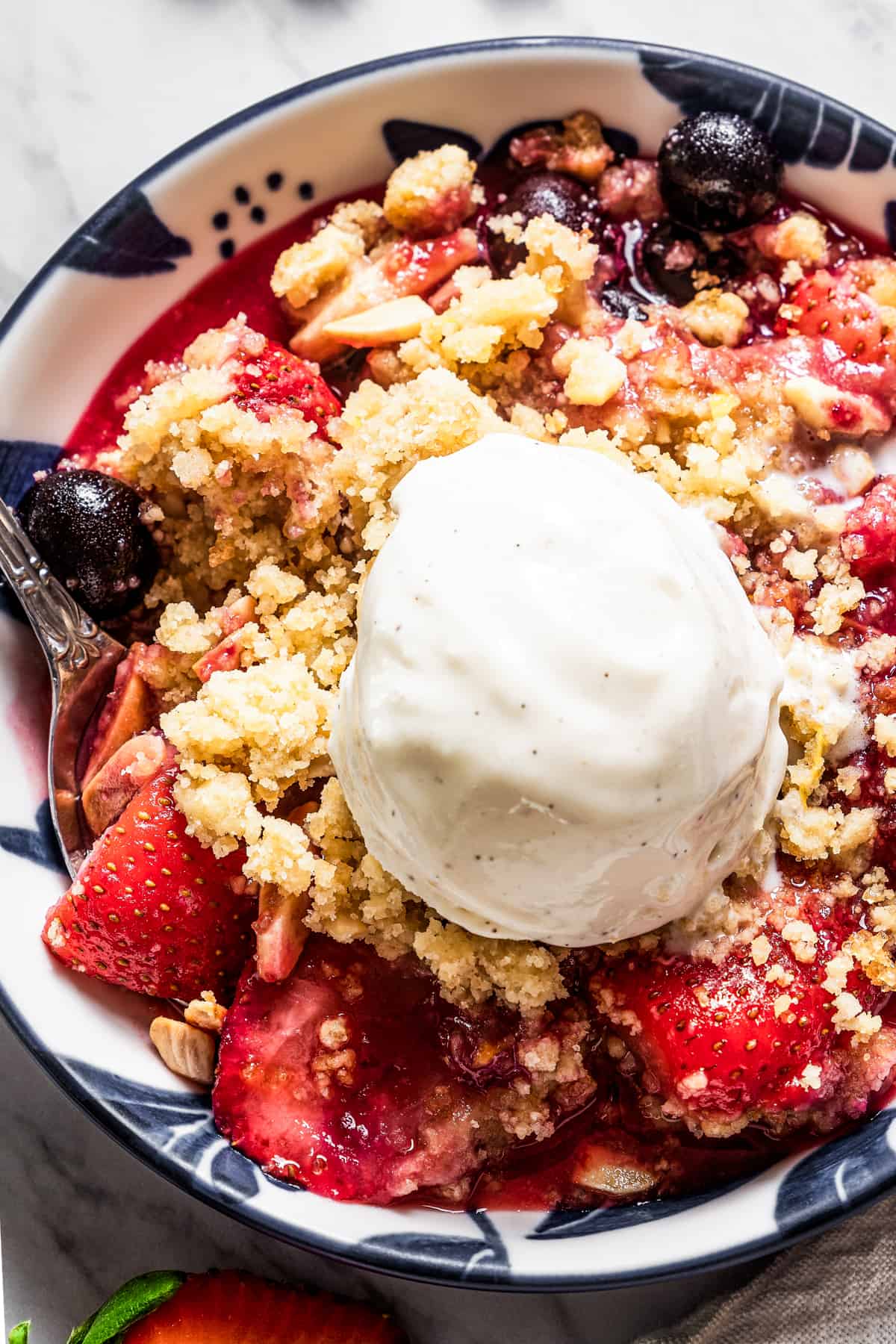 Easy Strawberry Blueberry Crumble | Diethood