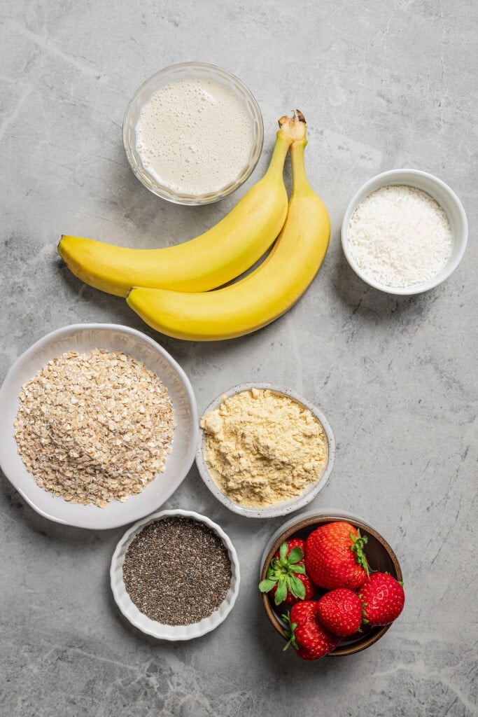 The ingredients for protein overnight oats.