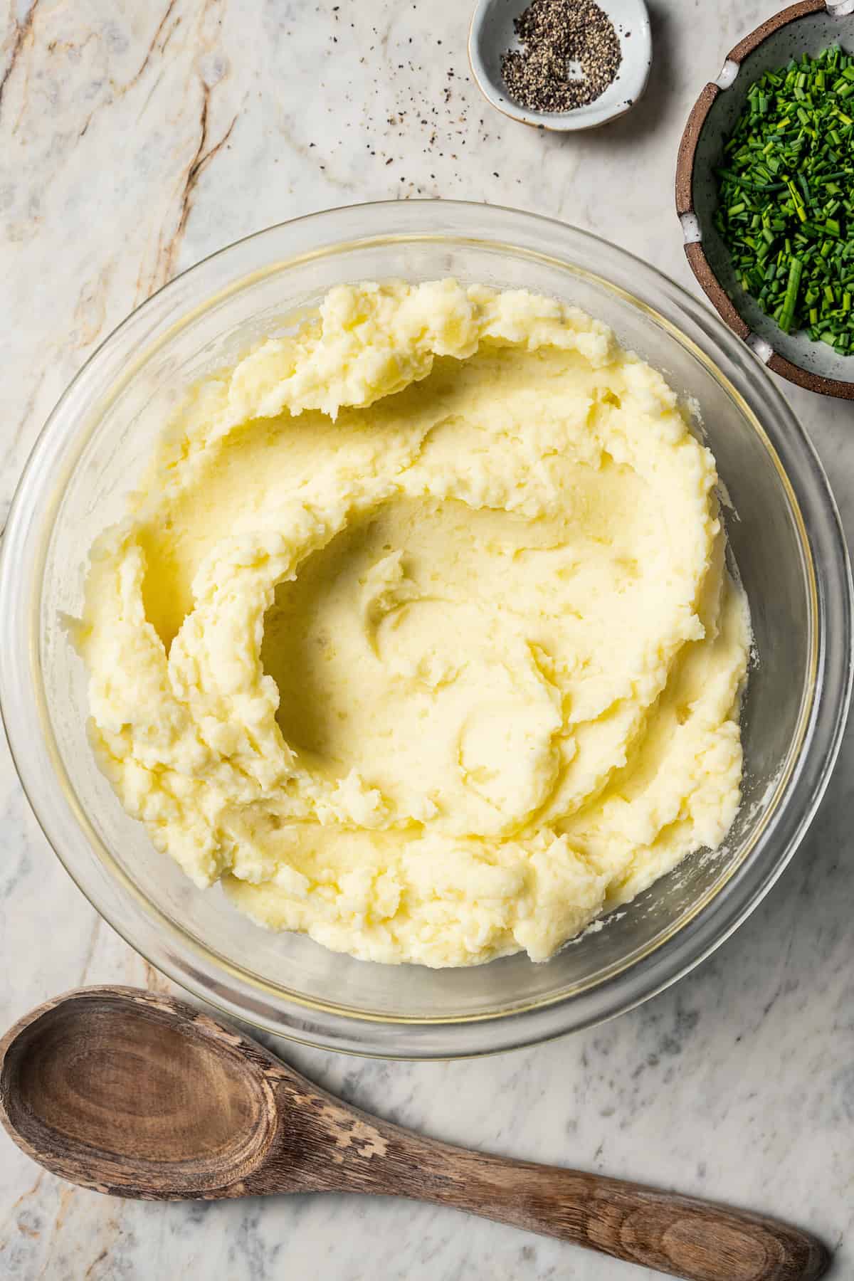 Finished mashed potatoes in a bowl.