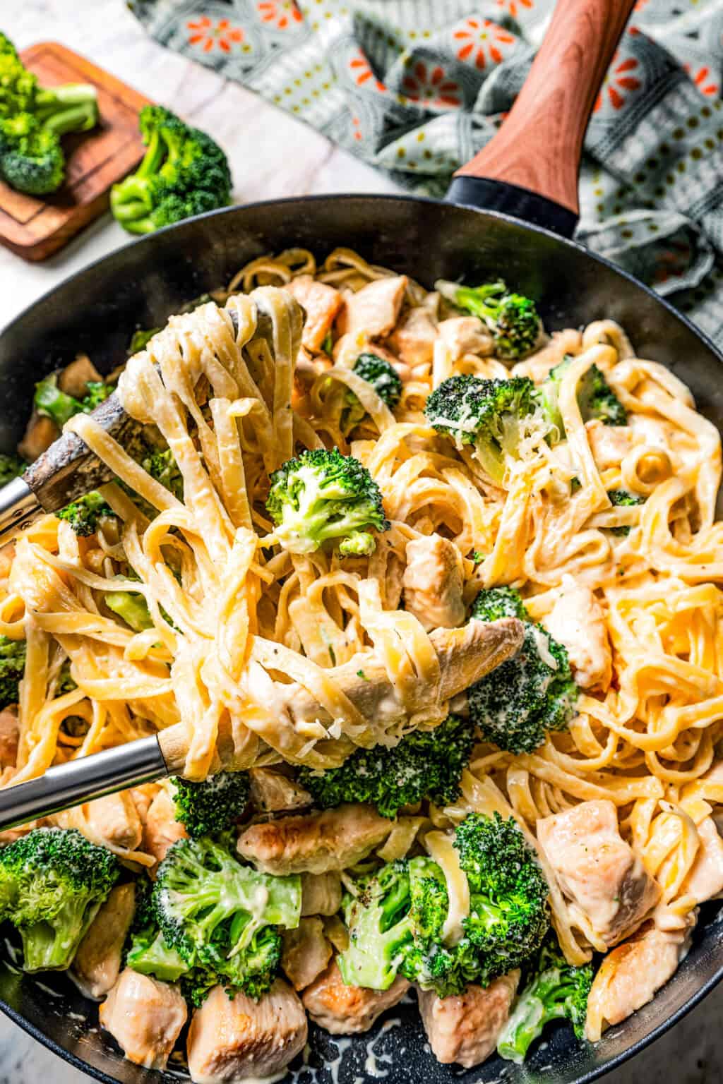 Chicken Fettuccine Alfredo With Broccoli | Diethood