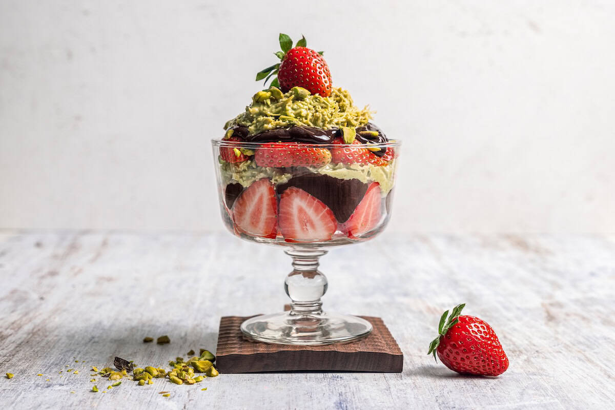 A Dubai chocolate strawberry cup topped with a fresh strawberry.