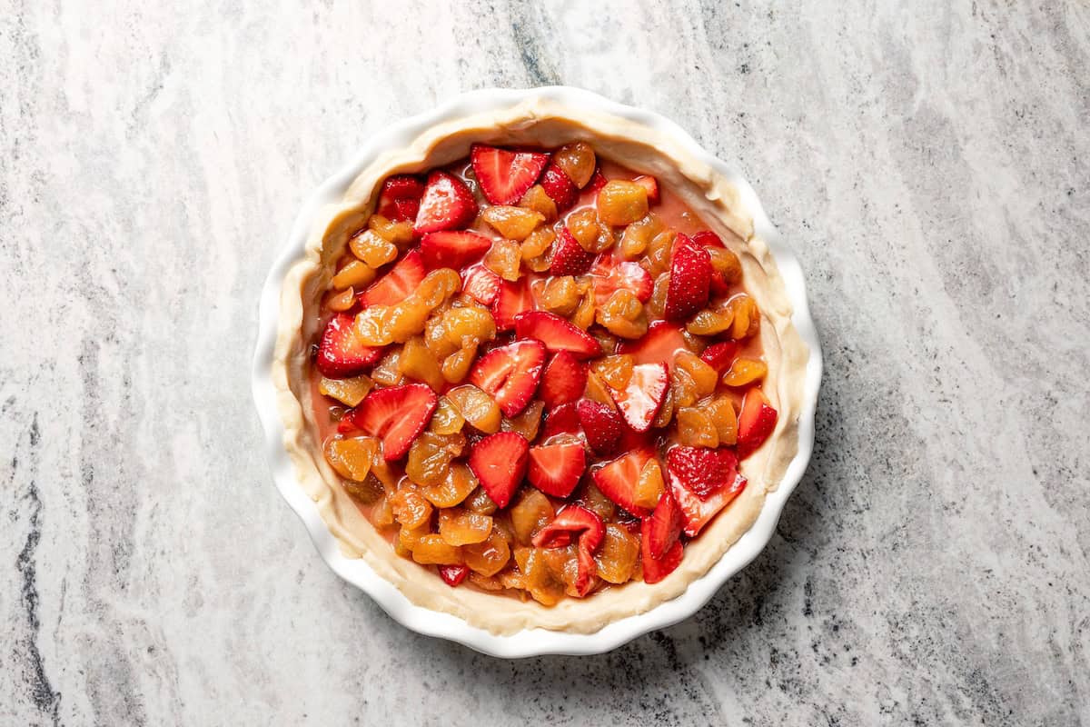 Apple berry pie is the perfect dessert to go from summer to fall! A cozy homemade apple pie bursting with fresh berries in a flaky pie crust. Pie crust filled with apple berry pie filling.